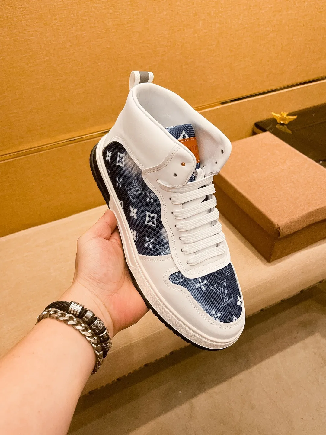Men's shoes 💰 440💰【 LV 】🔥 Louis Vuitton, high-end men's shoes brand, official website 1:1 latest masterpiece: the upper is made of first-layer cowhide imported from Italy with a comfortable and breathable lining➕original non-slip and wear-resistant outsole🔥, making walking more convenient and comfortable! An exclusive new model, a stunning work, a beautiful 1:1 replica [color] compared to the official quality! Create a fashionable personality to set off your uniqueness! A must-have for trendy men! Classic🔥Size: 38-44 Color: 🔥Multiple colors available🔥